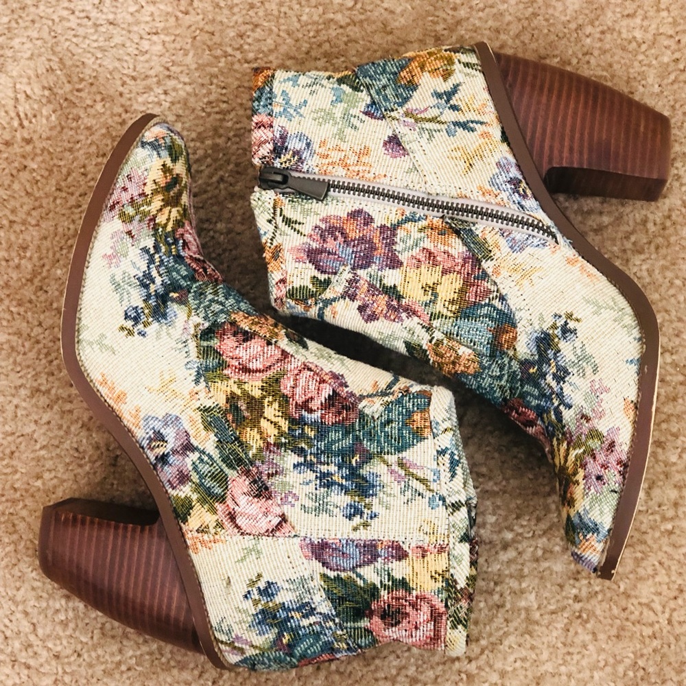 🚫SOLD🚫 Floral Tapestry Hinge Booties